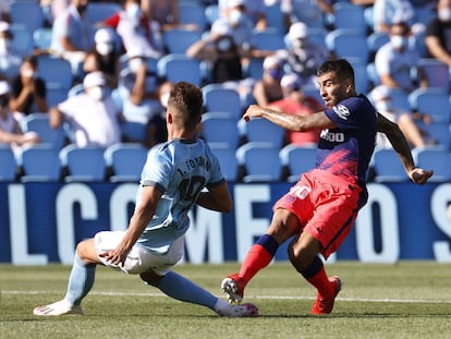 Correa marca su segundo gol ante el Celta este domingo en Balaídos.