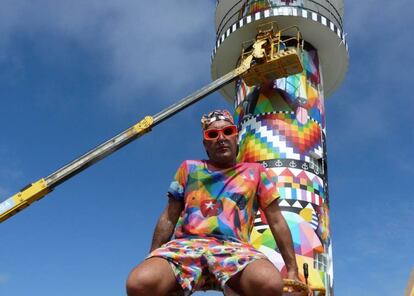 Okuda San Miguel frente al faro que ha intervenido en Ajo (Cantabria). |