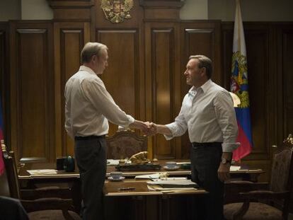 Lars Mikkelsen y Kevin Spacey en la tercera entrega de &#039;House of Cards&#039;.