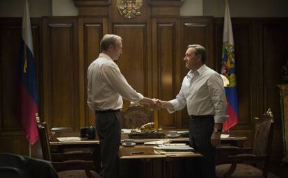 Lars Mikkelsen y Kevin Spacey en la tercera entrega de &#039;House of Cards&#039;.