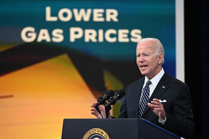 Joe Biden, en 2022, explicando las iniciativas de la Casa Blanca para bajar el precio del combustible, en Washington DC.
