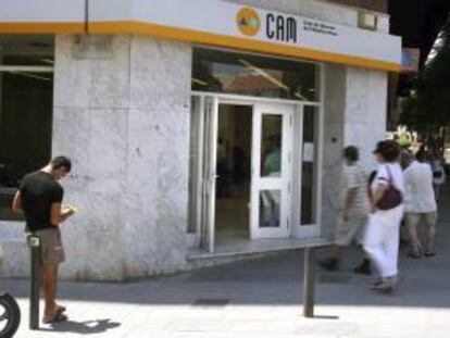 Exterior de una oficina de Caja Mediterráneo (CAM). EFE/Archivo