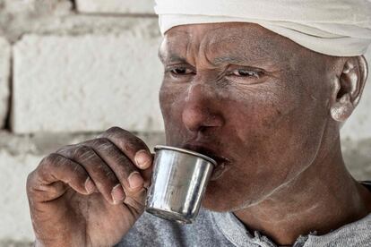 Un trabajador toma una taza de té en un descanso de su jornada laboral en la cantera de 'White Mountain'.