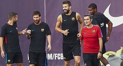 D'esquerra a dreta, Alba, Messi, Piqué i Valverde.