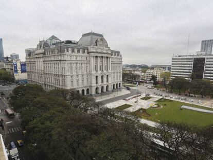 Vista del Centro Cultural Kirchner, en Buenos Aires,