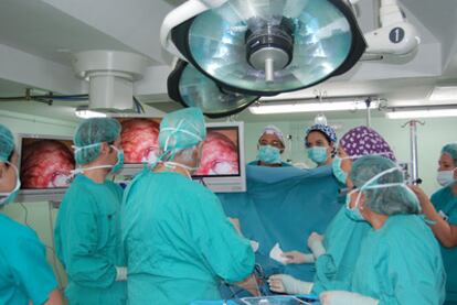 Imagen del equipo médico durante la intervención.