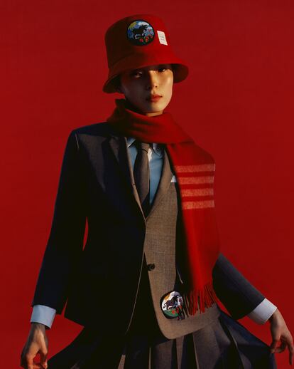 Thom Browne. La propuesta del diseñador afincado en Nueva York parece anclada en el último día de clase de algún un colegio de Hong Kong antes de las vacaciones. El parche Ox de la colección se adhiere a chaquetas, faldas y accesorios como bufandas, calcetines bolsos y el sombrero de pescador más buscado de la temporada (en la imagen).