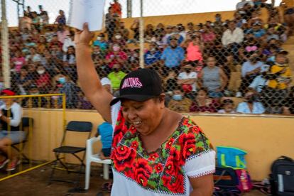 Enedina Canul salta al campo de Izamal en la presentación del equipo. Para ella, dice, es una gran responsabilidad jugar delante del público porque la gente paga para ir a verlas.