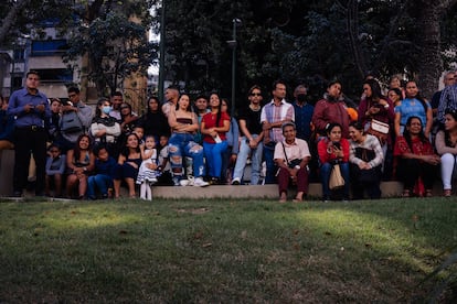 El público observa la boda colectiva.