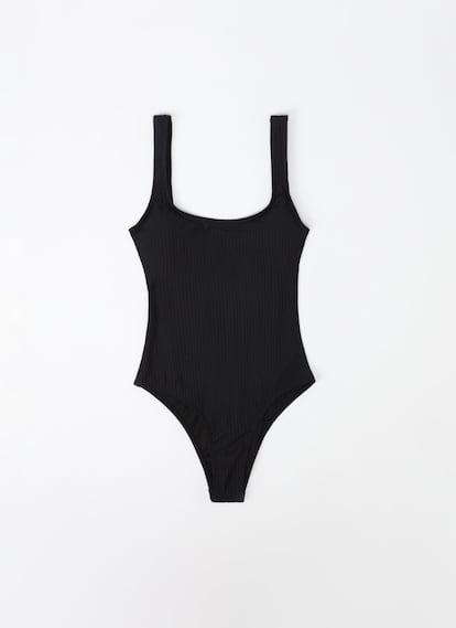 Los básicos no fallan y, como muestra, este bañador negro que favorece y es elegante a partes iguales. Además, tiene un escote en la espalda ideal. 12,99 €