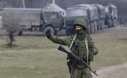 Un soldado sin insignias desplegado en el operativo militar que rodea la base ucraniana de Perevalnoye, en Crimea.