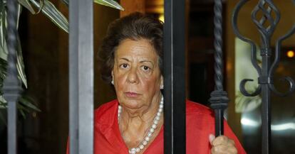 Rita Barbera la ex alcaldesa de Valencia saliendo de su casa anoche.