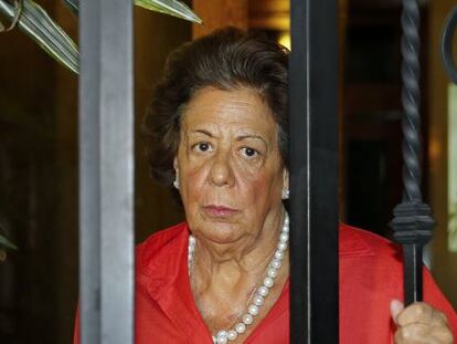 Rita Barbera la ex alcaldesa de Valencia saliendo de su casa anoche.