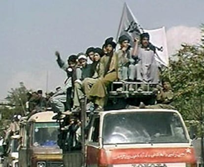 Decenas de afganos desfilan por las calles de Kabul en furgoneta profiriendo consignas contra EE UU.
