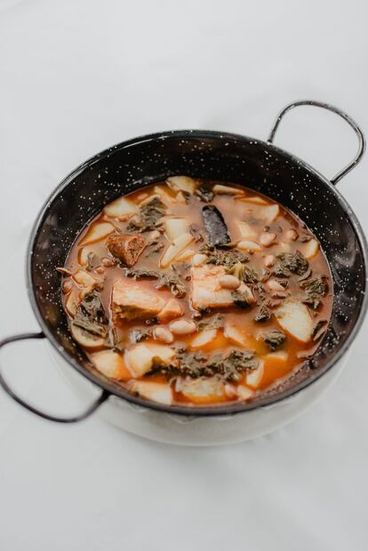 Aquí lo sirven con un producto de extrema calidad, con berzas y patatas, a las que añaden un puñado de fabes y un excelente compango (12 euros). Lo mismo le sucede a los platos de cuchara, donde tampoco faltan la fabada (14 euros) o las verdinas con bacalao y gambas (16 euros).