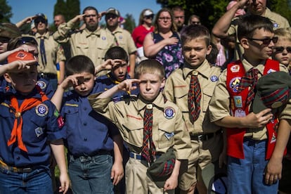 Boy y cub 'scouts' saludan en una ceremonia conjunta el pasado mayo.