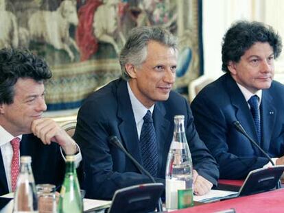 De Villepin, flanqueado por los ministros de Empleo, Jean-Louis Borloo (izquierda), y de Finanzas, Thierry Breton.