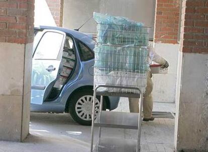 Imagen facilitada por el sindicato que muestra el coche particular en el que llevan los materiales para esterilizar.