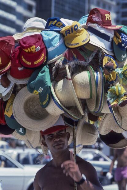 Rio de Janeiro, em ritmo de corpo. É que o corpo, o corpo humano, é o protagonista absoluto deste relatório do Rio de Janeiro feito em 1988 por Francisco Ontañón. Corpos de todos os tamanhos e cores da cidade, conhecida pelo culto ao corpo.