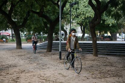 Los ciclistas que pasan por la plaza de Tetuán de Barcelona se encuentra con que no hay carril bici marcado.