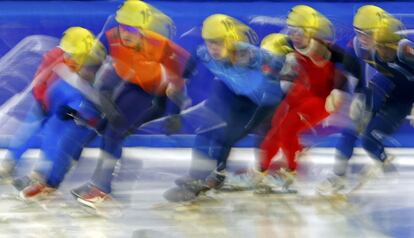 Patinadores en el Mundial de patinaje de velocidad sobre pista corta, en Hungría.