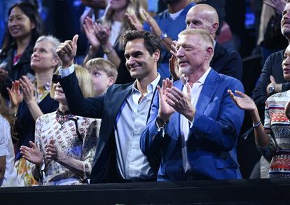 Federer y Becker aplauden durante un partido de Alcaraz.