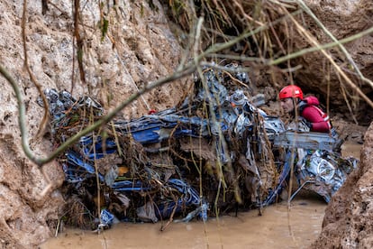 Un vehículo destrozado por la crecida repentina del agua, este miércoles en Letur (Albacete).