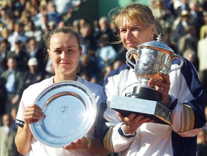 Steffi Graf (D) y Martina Hingis (I), muestran sus trofeos de campeona y finalista, respectivamente, de la final de Roland Garros, el 5 de junio de 1999. Graf vencio a la suiza por 4-6, 7-5, 6-2.
