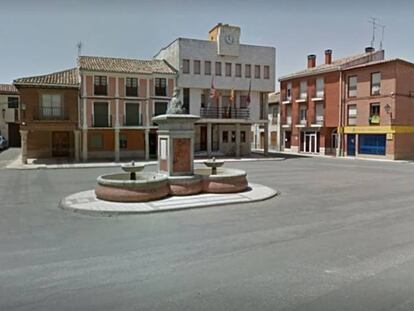 Una plaza de la localidad palentina de Villarramiel. 