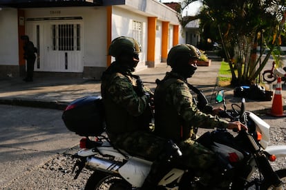 Elementos del Ejército patrullan una calle de Tuluá, en el Valle del Cauca, en febrero de 2024. 