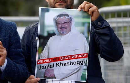 Una persona sujeta un cartel de Jamal Khashoggi durante una protesta frente al Consulado saudí en Estambul el pasado 5 de octubre.