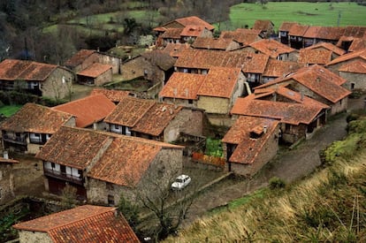 The only village within the Saja-Besaya natural park, located in the floodplain of the Argoza river, this is a fine example of a mountain town, with traditional buildings that served as homes and as grain stores. www.turismodecantabria.com