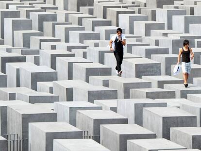 Dos turistas saltan sobre los bloques del Memorial del Holocausto de Berl&iacute;n,en 2010. 