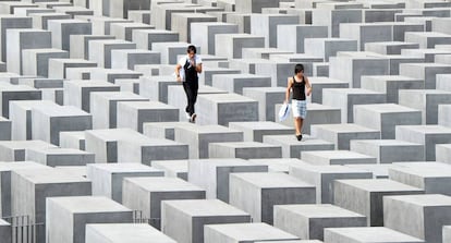 Dos turistas saltan sobre los bloques del Memorial del Holocausto de Berl&iacute;n,en 2010. 