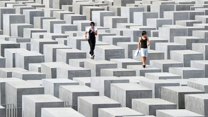 Dos turistas saltan sobre los bloques del Memorial del Holocausto de Berl&iacute;n,en 2010. 