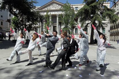Miembros del grupo de activistas Avaaz durante la protesta que coreografiaron ayer frente al Congreso de los Diputados.