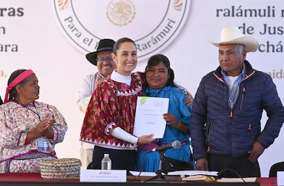 Claudia Sheinbaum durante la firma de dos decretos que restablecen los derechos de propiedad de la tierra a comunidades indígenas en Chihuahua (México).