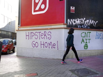 Pintadas contra la presencia de artistas en el barrio de San Isidro.