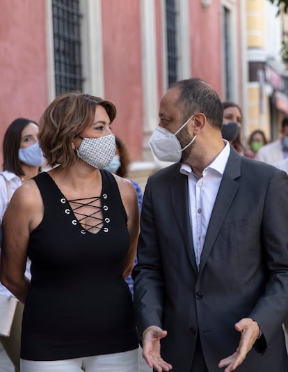 Los socialistas Susana Díaz y Alfonso Rodríguez Gómez de Celis, a la llegada a un acto en Sevilla.