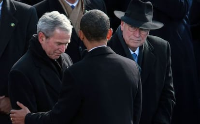 Obama, cumprimentado por Bush, em sua posse em 2009.