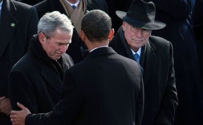 Obama, felicitado por Bush, en su toma de posesi&oacute;n en 2009.