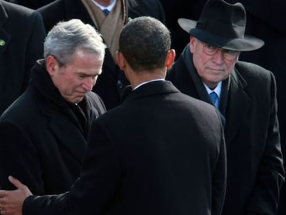 Obama, cumprimentado por Bush, em sua posse em 2009.