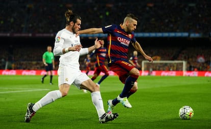 Alba, ante Bale durante el cl&aacute;sico.