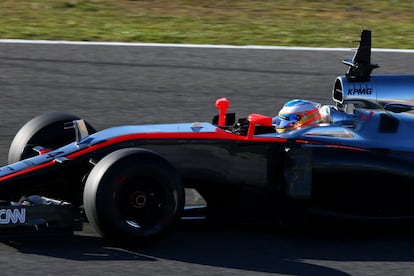 Fernando Alonso, al Circuit de Jerez amb el seu McLaren, que pertany a la seva nova escuderia.