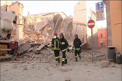 Varios bomberos pasan por los restos de la basílica de San Benedicto — del siglo XIV—, en Norcia, tras el terremoto registrado en el centro de Italia de magnitud 6,5. Tres días antes, varios temblores se sucedieron en la misma zona.