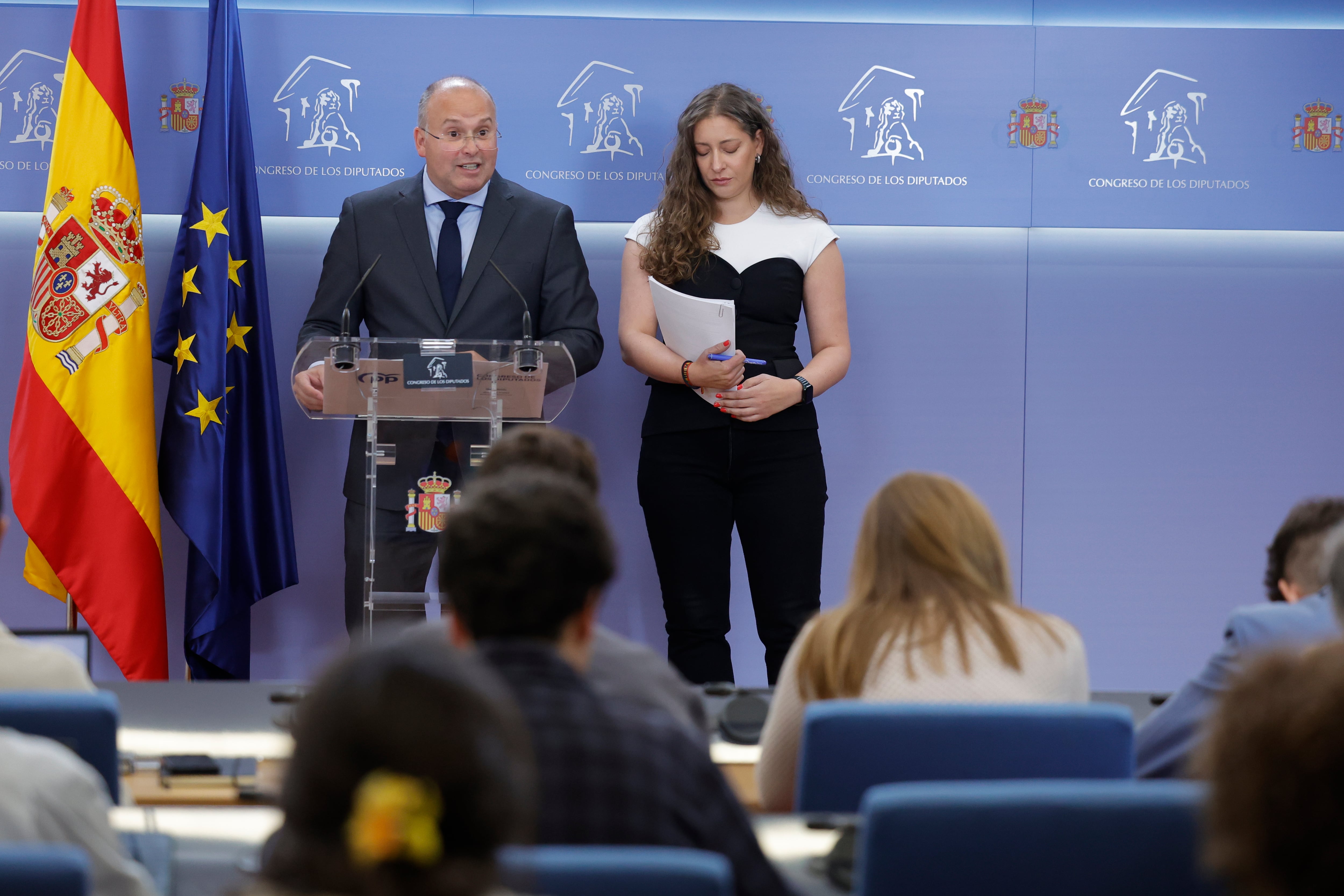 El PP critica el plan de regeneración del Gobierno: “No es quién para repartir carnets de periodistas” 