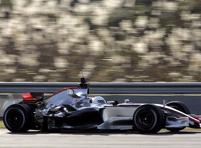 El piloto español se sube por primera vez a un bólido de la escudería británica en los entrenamientos de Jerez.