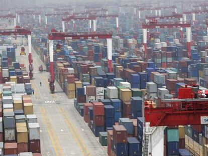 Contenedores de carga en el puerto de Yangshan, en Shangái.
