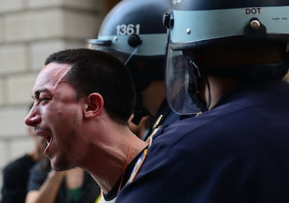 En la acción de Occupy Wall Street han participado aproximadamente un millar de personas, según datos de la organización.