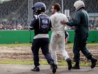 Fernando Alonso se aleja de la pista tras el choque.